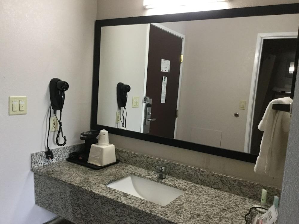 Hotel 6 Lancaster
